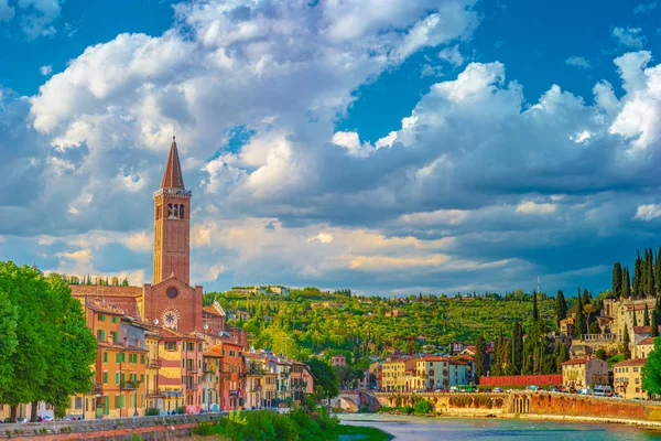 Verona, Italia. Una vista panorámica del río Adigio —  Fotos de Stock