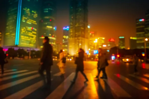 Résumé de People across the crosswalk la nuit à Shanghai, en Chine . — Photo