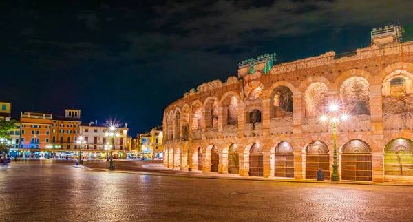 Verona, Włochy. Starożytny amfiteatr Arena di Verona we Włoszech jak Koloseum Rzymskie — Zdjęcie stockowe