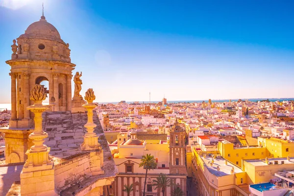 Vista aérea de los tejados de Cádiz, España, desde el campanario de su Catedral . — Foto de Stock