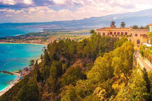 Panoramatický výhled na Taorminu, Giardini Naxos a Etnu na Sicílii v Itálii. — Stock fotografie