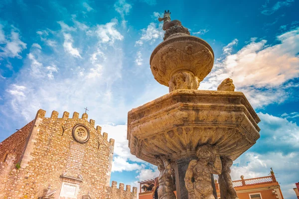 Бароко фонтан на площі Пьяцца дель Дуомо в Таорміна, Сицилія, Італія — стокове фото