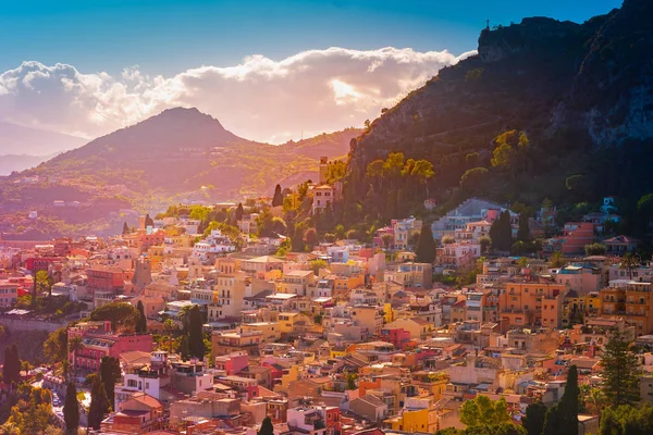 Una vista panorámica de Taormina, Giardini Naxos y el Monte Etna, en Sicilia, Italia . —  Fotos de Stock