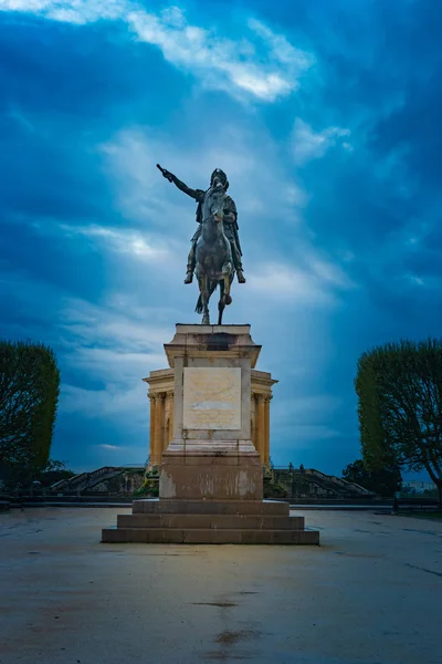 Blick auf die schöne Peyrou-Promenade mit Louisstatue und Pavillon in Montpellier — Stockfoto