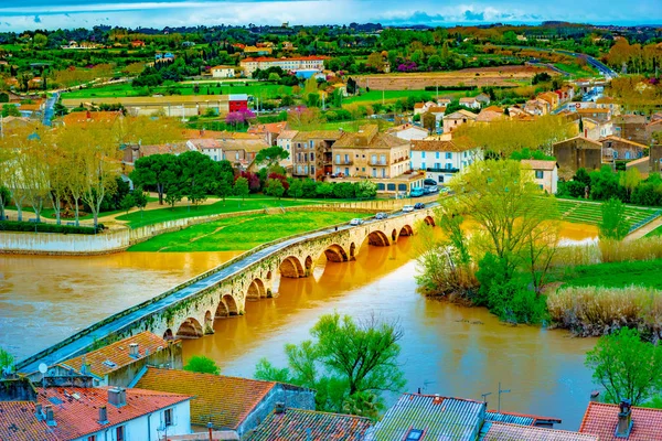 Panoramic view at the Old Bridge over Orb river with Cathedral of Saint Nazaire in Beziers — Stock Photo, Image
