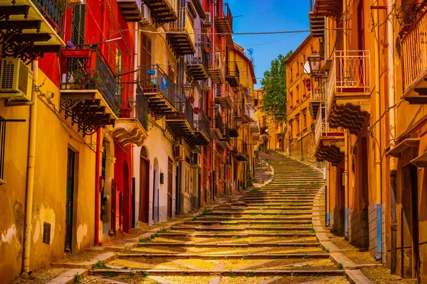 Via Roma in Termini Imerese met uitzicht op het oude hof Stockfoto