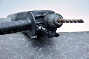 Matkap ucu detaylarıyla sondaj makinesi.