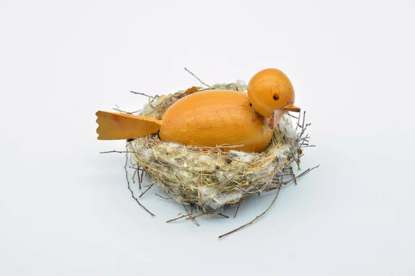 Vogel Aus Holz Auf Einem Natürlichen Nest — Stockfoto