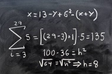 Tahtaya tebeşirle yazılmış matematiksel işlemler