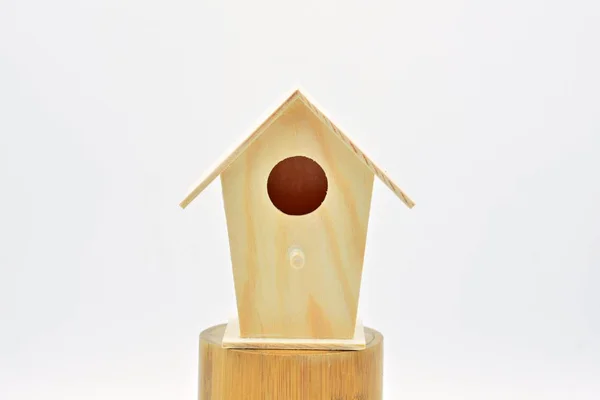 Ptačí Budka Dřeva Izolovaná — Stock fotografie