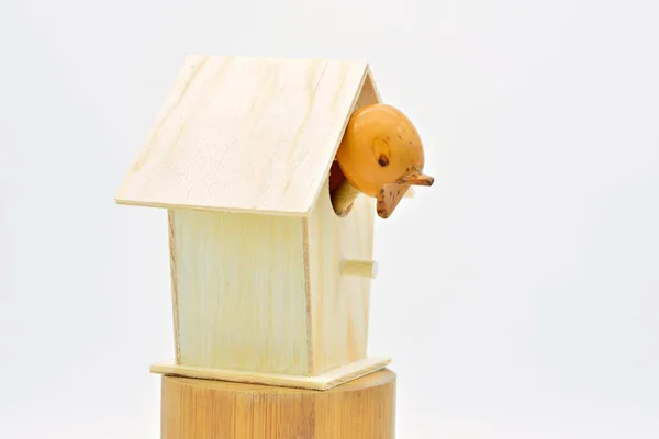 Malý Dřevěný Domek Ptačí Hlavou Vyčnívající — Stock fotografie