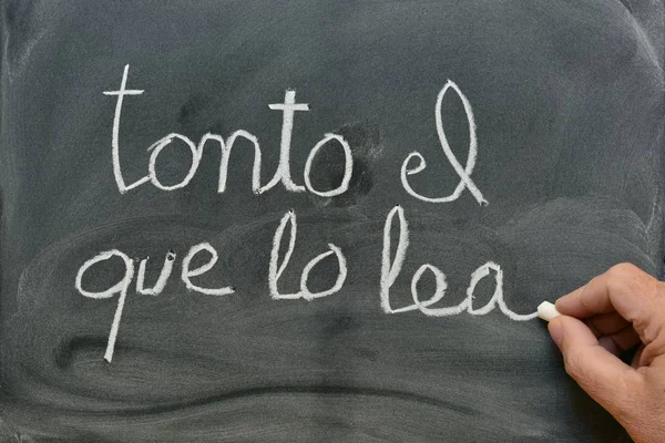 Mão Escrevendo Frase Tolo Que Quadro Negro Língua Espanhola — Fotografia de Stock