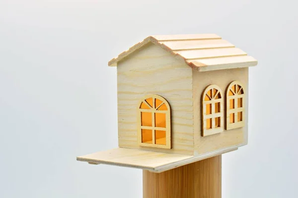 室内灯付きの小さな木造住宅 — ストック写真