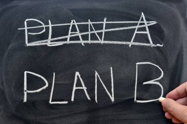 A planı silindi ve B planı tahtaya tebeşirle yazıldı.