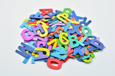 Bir sürü farklı renkte ahşap harf.