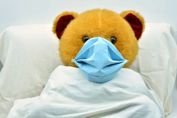 Teddy Bear Sick Coronavirus Hospital Bed Mask — Stock Photo, Image