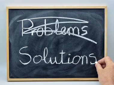 Tahtaya tebeşirle yazılmış problem ve çözümler.