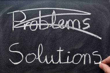 Tahtaya tebeşirle yazılmış problem ve çözümler.