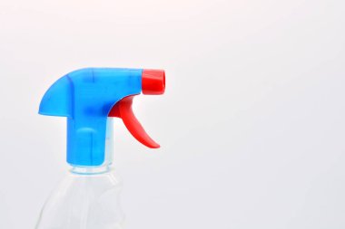 Beyaz arka planda sprey ve sprey.