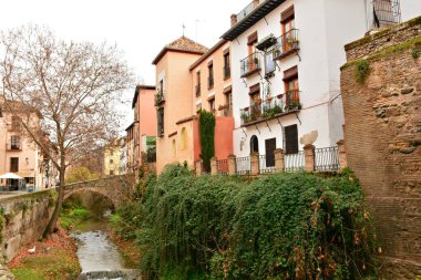 İspanya, Granada 'dan geçen Darro nehrinin manzarası