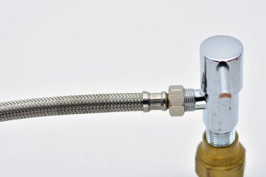 Hortum bir su devresinde durdurma düğmesine bağlı.