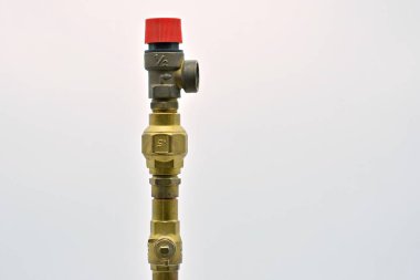 Tesisat parçaları, kapatma, kontrol ve emniyet vanaları