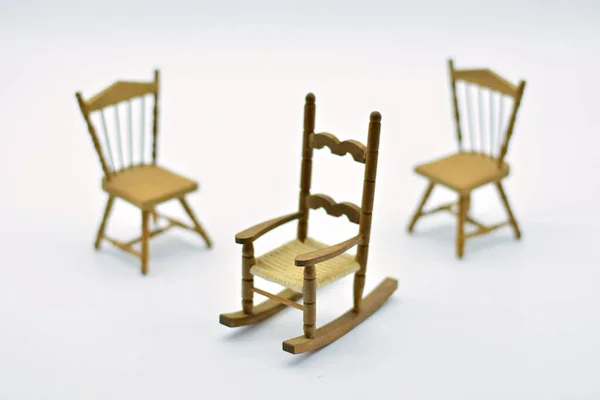 Dřevěné Houpací Křeslo Dvěma Židlemi Stranách Bílém Pozadí — Stock fotografie
