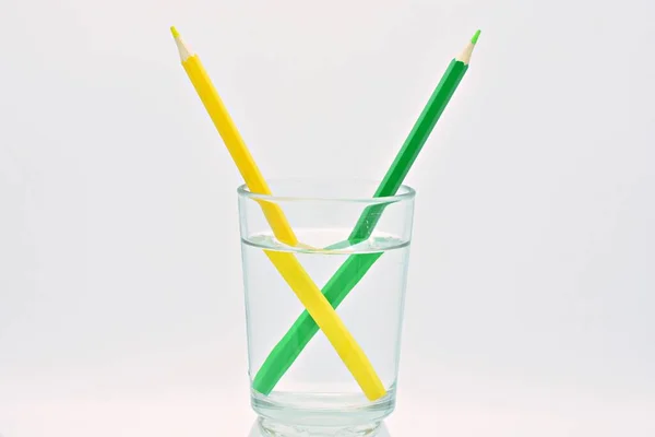 Crayons Jaunes Verts Dans Verre Eau Explication Réfraction Lumière — Photo