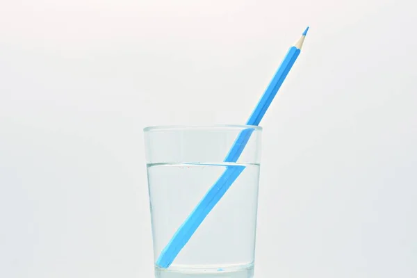 Niebieski Ołówek Wewnątrz Szklanki Wody Załamanie Światła — Zdjęcie stockowe