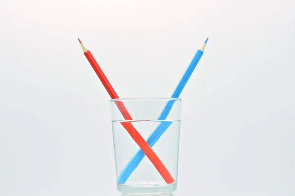 Blue Red Colored Pencils Glass Water Explanation Refraction Light — Stock Photo, Image
