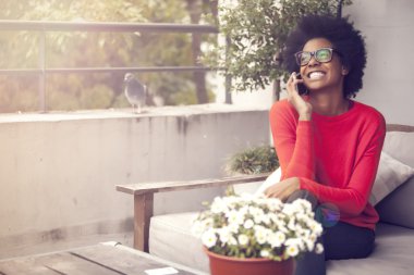 Telefondaki mutlu Afrikalı-Amerikalı kadın