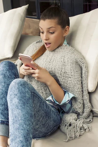 Jeune femme avec téléphone portable — Photo