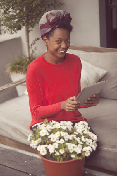 African american woman with tablet — Stock Photo, Image