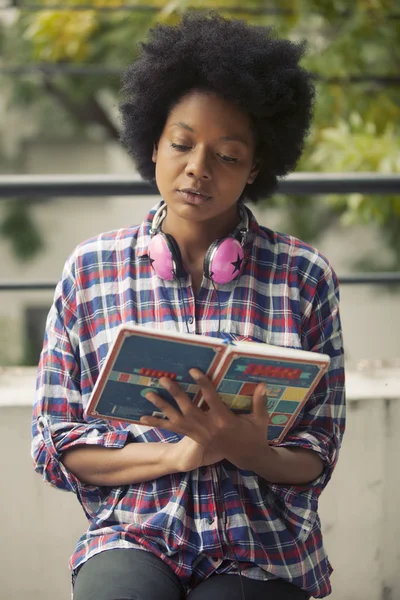 本で若い黒人女性 — ストック写真