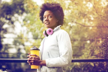 Afrika kökenli Amerikalı kadınla etkin kulaklık