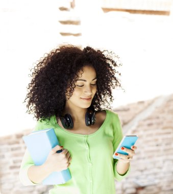 Cep telefonu ile Afrikalı-Amerikalı kadın 