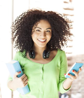 Cep telefonu ile Afrikalı-Amerikalı kadın 