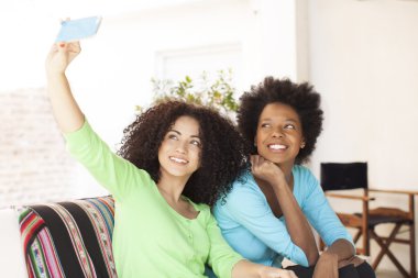 Telefon ile Afrika kökenli Amerikalı arkadaşlar