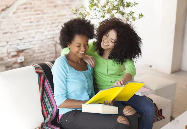 African american friends reading book — Stock Photo, Image