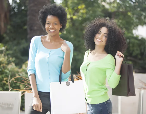 African american friends with shopping bags — Stock Photo, Image