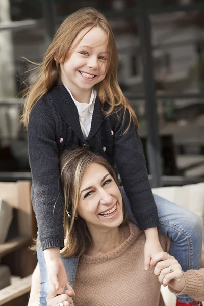 Boldog anya és lánya — Stock Fotó