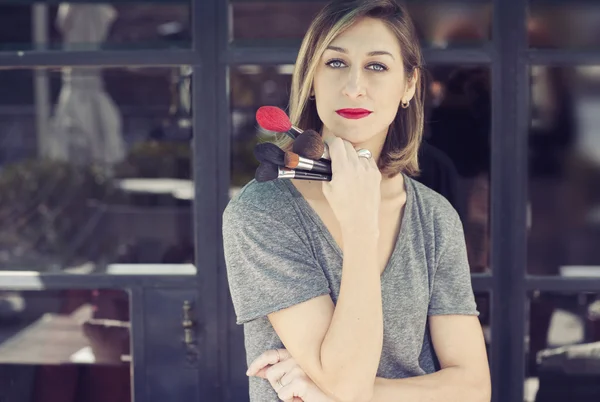 化粧筆を持つ女性 — ストック写真