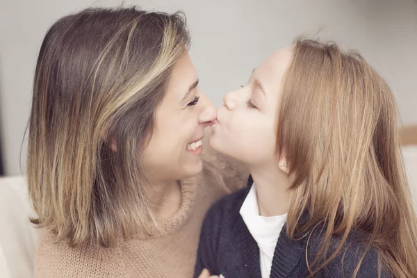 Feliz madre e hija besándose — Foto de Stock