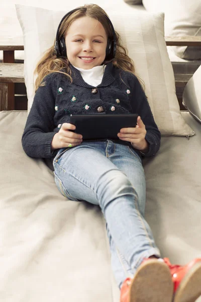 Petite fille jouant avec la tablette — Photo