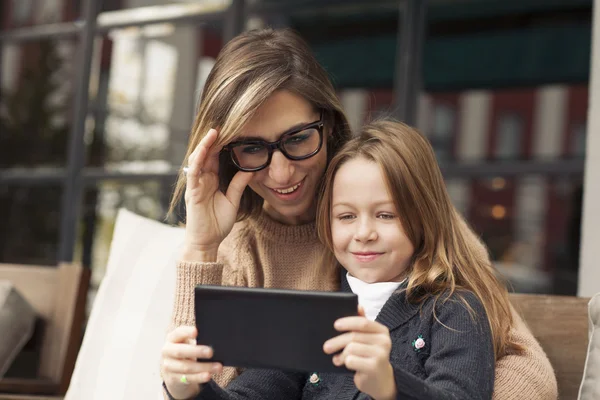 Щаслива мати і дочка з планшетом — стокове фото