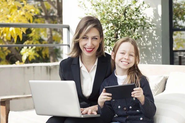 Щаслива мати і дочка з ноутбуком — стокове фото