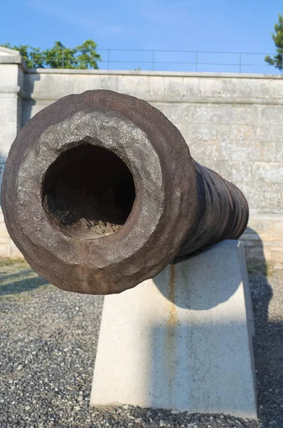 Vecchio cannone arrugginito Primo piano — Foto Stock