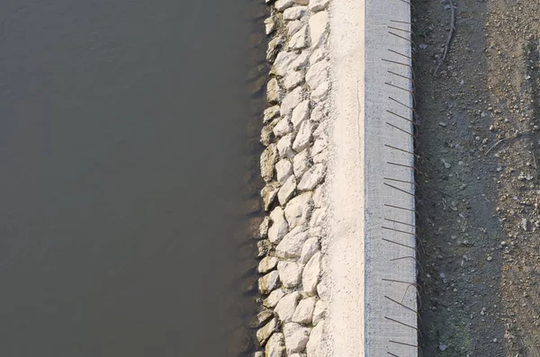 Betonküste des Flusses — Stockfoto