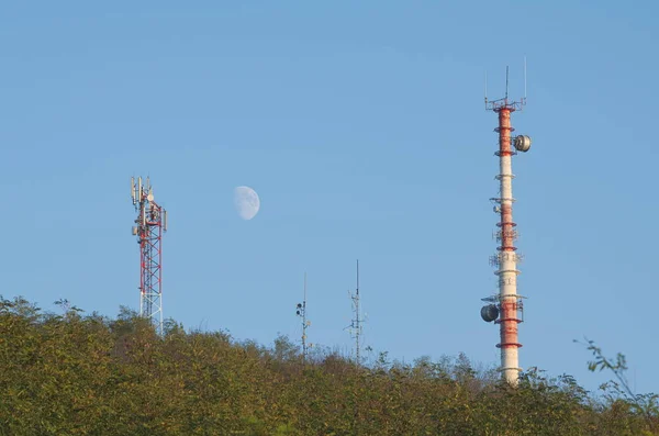 Antenas de Telecomunicaciones en el Bosque —  Fotos de Stock