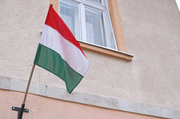 Угорська-прапор на стіні — стокове фото